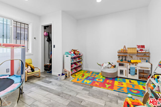 2205 S Burnside Avenue, Los Angeles CA: https://media.crmls.org/mediaz/13f268d4-edb2-4c34-99ea-05f3d3ab2ecd.jpg
