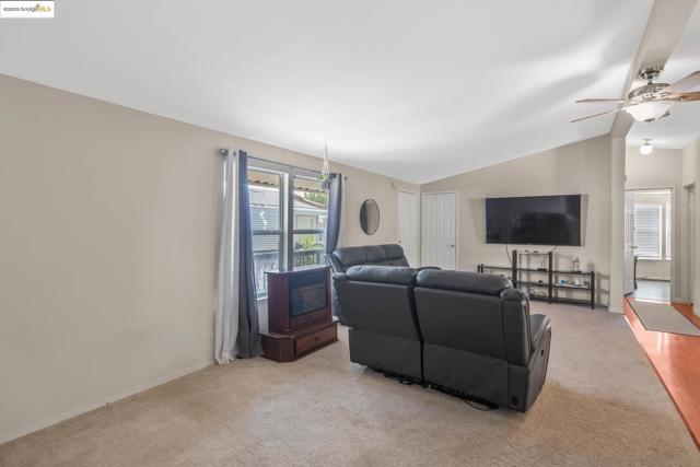 16711 Marsh Creek Rd, Clayton CA: https://media.crmls.org/mediaz/13f2f291-4c59-48eb-8f14-da720d105383.jpg