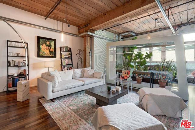 530 S Hewitt Street, Los Angeles CA: https://media.crmls.org/mediaz/13f38e3d-2578-41ff-a058-3879edac2319.jpg