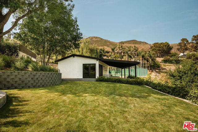29800 Cuthbert Road, Malibu CA: https://media.crmls.org/mediaz/13f3b2da-918a-45d5-a41a-c8bdfd91b916.jpg
