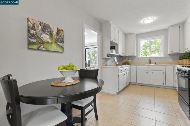 3348 Betty Ln, Lafayette CA: https://media.crmls.org/mediaz/13f3d6b4-7bf6-4f0d-95c7-6089a8c5b48c.jpg