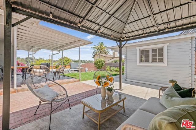 3228 Sagamore Way, Los Angeles CA: https://media.crmls.org/mediaz/13f50180-63d8-4f68-8972-817030964113.jpg