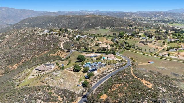 20403 Rancho Villa Rd, Ramona CA: https://media.crmls.org/mediaz/13f5c7e2-2e88-4cb3-9eb4-6c7d877af085.jpg