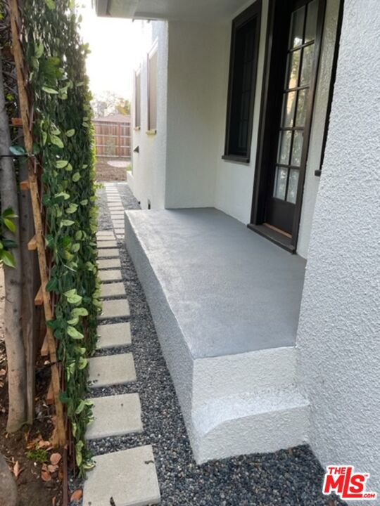 2128 Veteran Avenue, Los Angeles CA: https://media.crmls.org/mediaz/13f5d62c-a35c-4ad0-a0a0-39886ceceb79.jpg