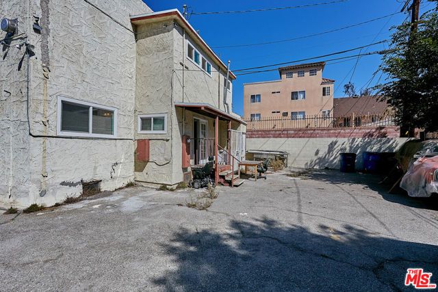 2422 Venice Boulevard, Los Angeles CA: https://media.crmls.org/mediaz/13f5d74f-2740-42d5-9529-f80a5d7efb98.jpg