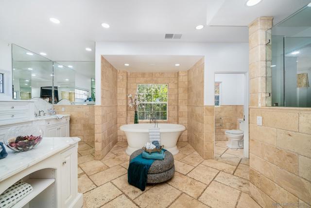 5 Rolling View Lane, Fallbrook CA: https://media.crmls.org/mediaz/13f75f72-f92d-40fb-aaf0-995c0c96dcdd.jpg