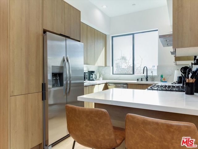 2815 1/2 S Redondo Boulevard, Los Angeles CA: https://media.crmls.org/mediaz/13f78618-ced1-4b1c-9e75-adb3c158813b.jpg