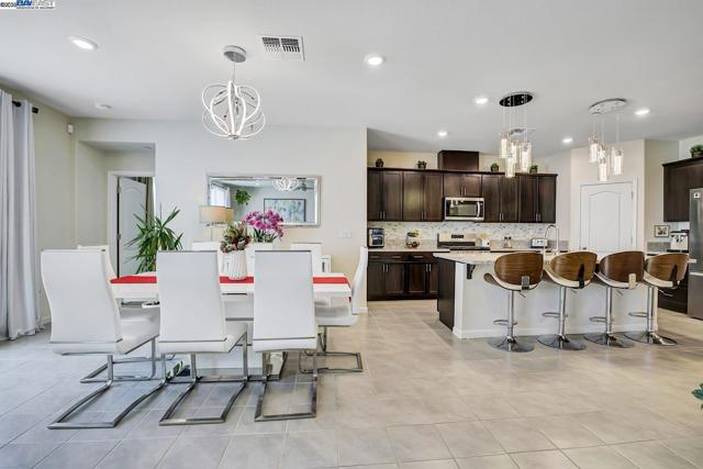 4014 Kenwood Cir, Oakley CA: https://media.crmls.org/mediaz/13f78c83-527b-4262-be22-f3dc7893b76d.jpg