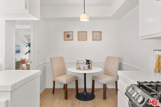 28 Village, Santa Monica CA: https://media.crmls.org/mediaz/13f7fd9b-7216-481f-bef9-ee9cccb23686.jpg