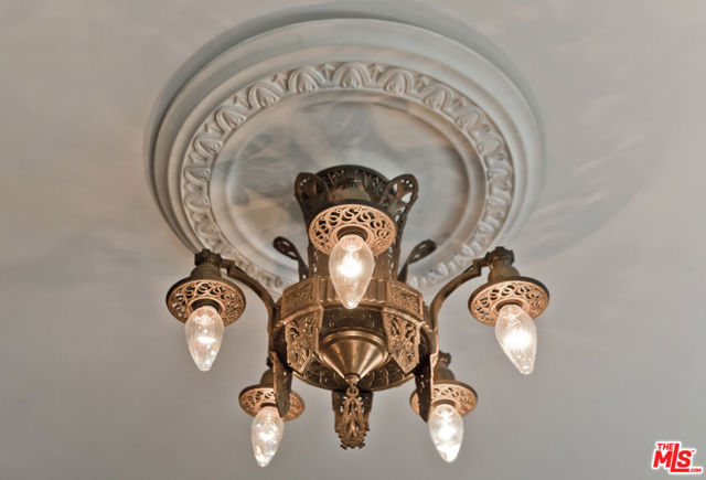 232 N Arden Boulevard, Los Angeles CA: https://media.crmls.org/mediaz/13f92b08-ec6d-4c5c-8174-23883bc6acdc.jpg