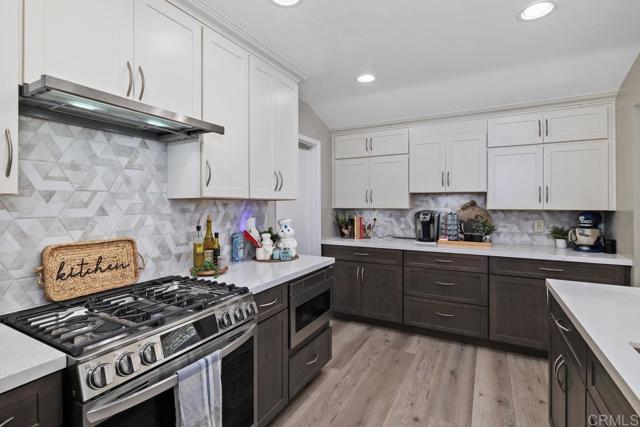 Detail Gallery Image 12 of 41 For 3542 Governor Dr, San Diego,  CA 92122 - 5 Beds | 3 Baths