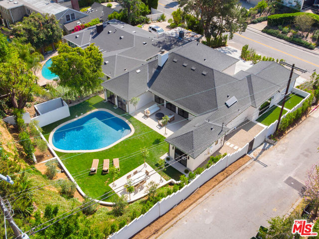 2288 Coldwater Canyon Drive, Beverly Hills CA: https://media.crmls.org/mediaz/13f9b59a-8ac4-424f-b08d-8647b1fcf813.jpg