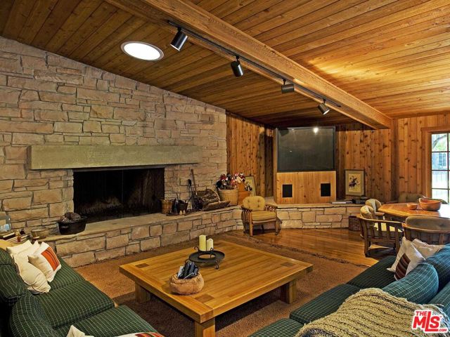 17545 Parthenia Street, Sherwood Forest CA: https://media.crmls.org/mediaz/13fb0b9f-a668-473a-9e45-09303080ab67.jpg