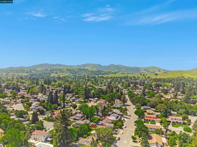 2782 Canyon Creek Dr, San Ramon CA: https://media.crmls.org/mediaz/13fb2ea9-ca46-4f0b-9d01-53d8b162e29f.jpg