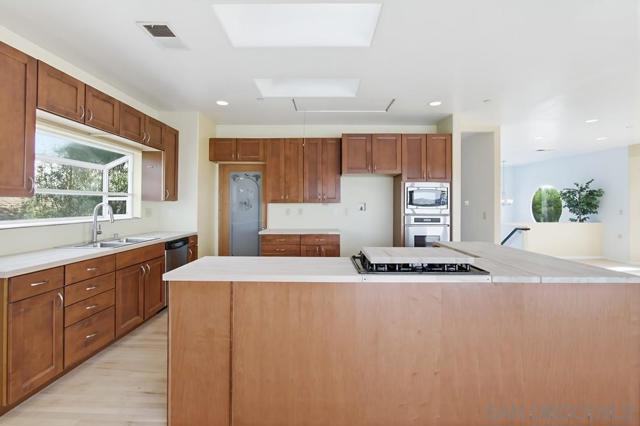 131 Scenic Dr, El Cajon CA: https://media.crmls.org/mediaz/13fb7116-791c-45a2-bf77-d4ca71d2bd55.jpg