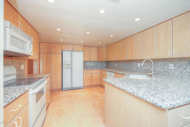 23150 Park Sorrento, Calabasas CA: https://media.crmls.org/mediaz/13fd1db9-ac09-4989-bec6-20cec5442c74.jpg