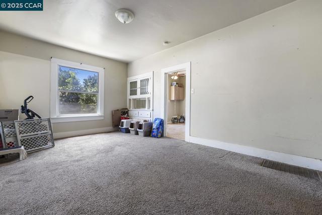 935 E Yosemite Ave, Madera CA: https://media.crmls.org/mediaz/13fd5d81-a3d9-4b27-aad1-61d6346bcb5c.jpg