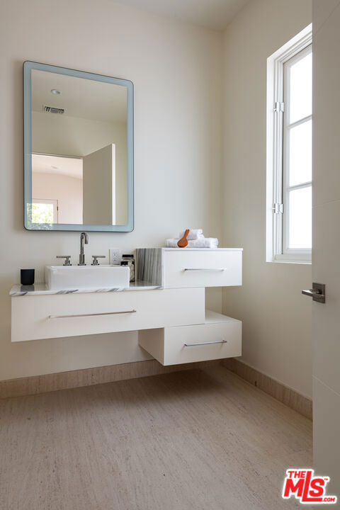 526 N Plymouth Boulevard, Los Angeles CA: https://media.crmls.org/mediaz/13fd6037-0eb3-4330-85b7-1a76a39283fa.jpg
