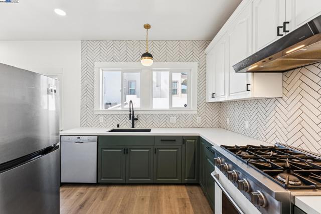 2734 Macarthur Blvd, Oakland CA: https://media.crmls.org/mediaz/13fdbefb-1186-47d4-a6ac-4e7d01c110b5.jpg