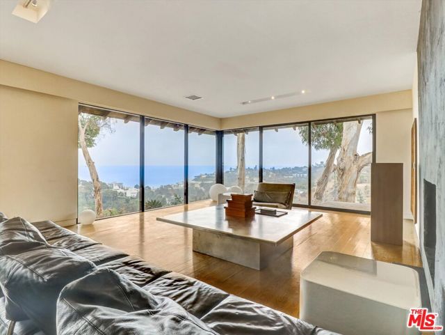 16959 Dulce Ynez Lane, Pacific Palisades CA: https://media.crmls.org/mediaz/13fdcaf7-5182-4e86-98e3-93f908c72fc3.jpg
