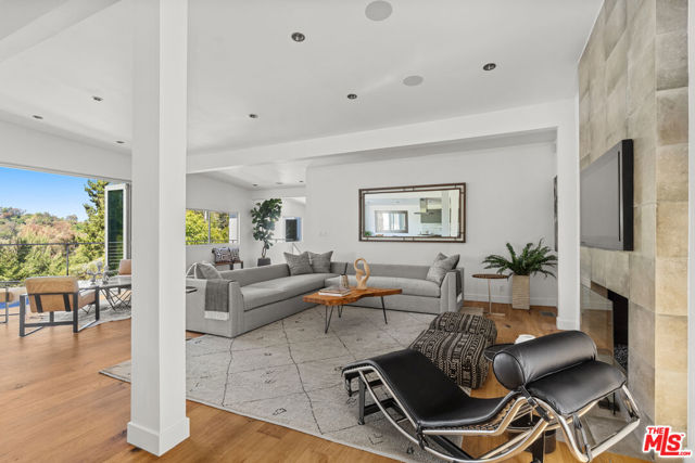 7470 Woodrow Wilson Drive, Los Angeles CA: https://media.crmls.org/mediaz/13fe1016-2fcc-494e-94bd-9243ad74ebf9.jpg