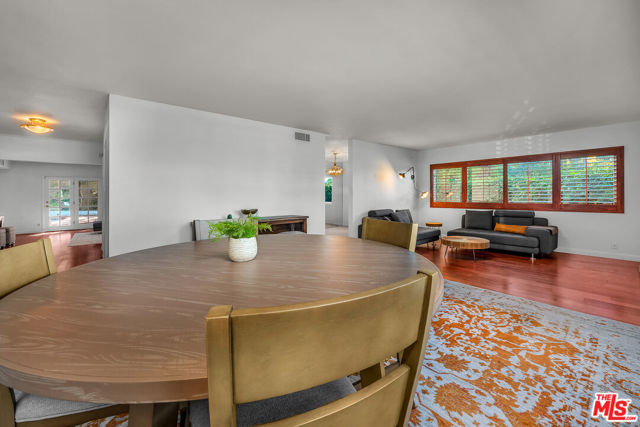 2925 Dona Susana Drive, Studio City CA: https://media.crmls.org/mediaz/13fe1fcb-2adf-40bf-8de0-799fd20a3d4b.jpg