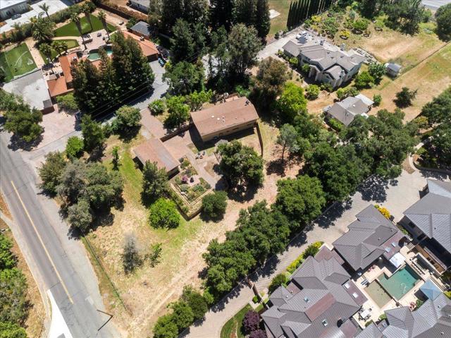 26388 Ginny Lane, Los Altos Hills CA: https://media.crmls.org/mediaz/13febbfa-6ea0-4349-ba3a-6cbd5cc83e86.jpg