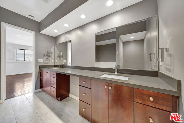 8871 Burton Way, Los Angeles CA: https://media.crmls.org/mediaz/13fee30b-e077-42e0-8269-acfae62dc090.jpg