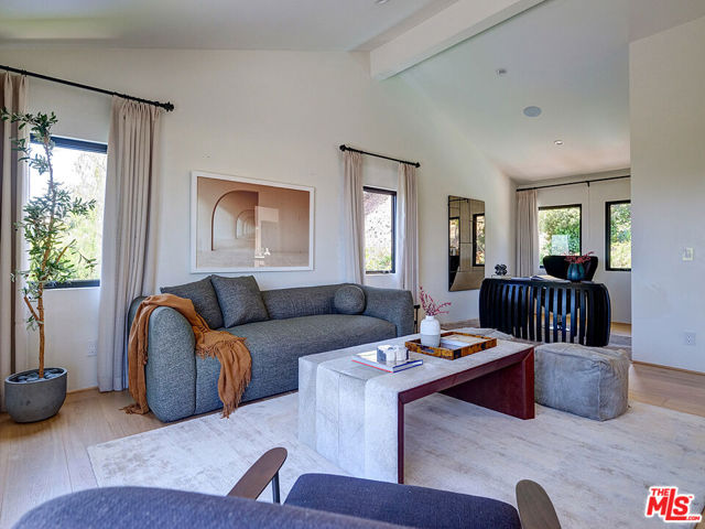 8674 Edwin Drive, Los Angeles CA: https://media.crmls.org/mediaz/13ff8bcc-476d-4080-ba84-3981087a3d4c.jpg