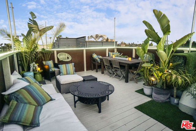 657 Mildred Avenue, Venice CA: https://media.crmls.org/mediaz/14000868-4352-4000-acf1-627781e8a682.jpg