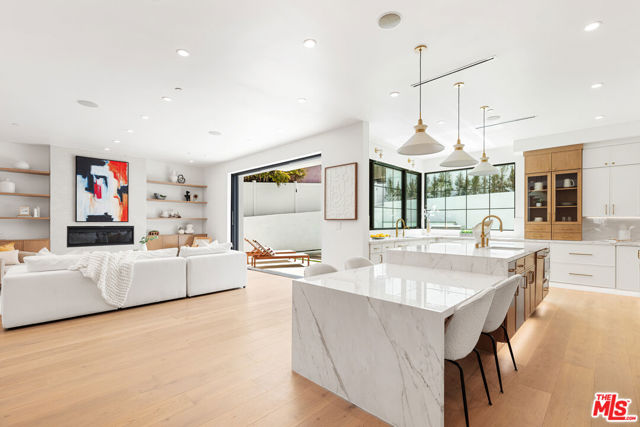 2565 Patricia Avenue, Los Angeles CA: https://media.crmls.org/mediaz/1400f6e0-af18-4594-8a84-a152bf20eda4.jpg