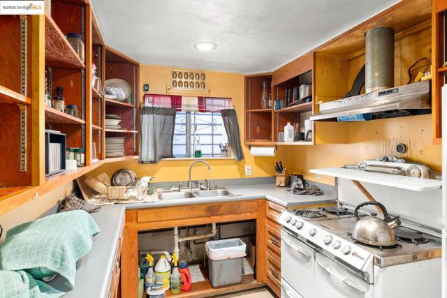 2331 San Pablo Ave, Berkeley CA: https://media.crmls.org/mediaz/14015151-5836-4720-ad17-6acd6693769d.jpg