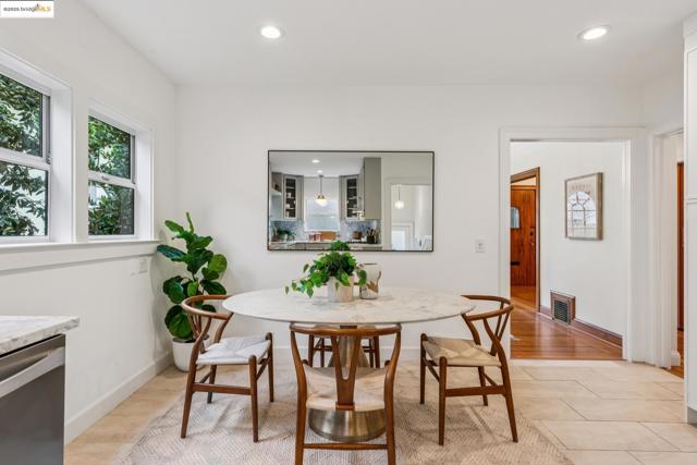 6232 Manoa St, Oakland CA: https://media.crmls.org/mediaz/14019e80-e048-4e73-9a79-c21139cdc617.jpg