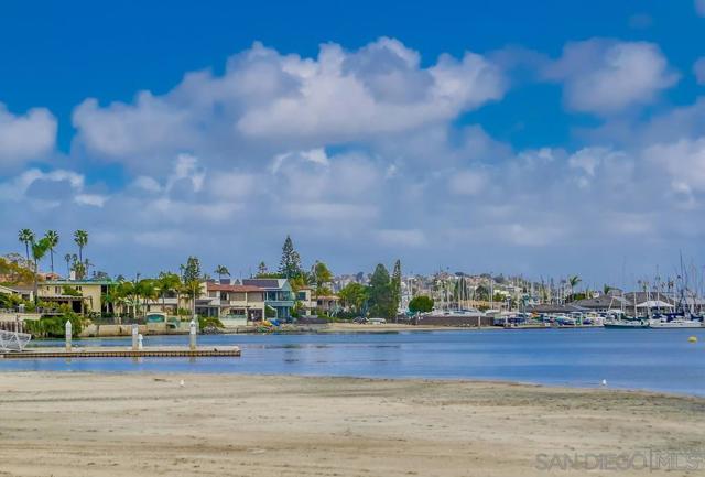 361 Rosecrans Street, San Diego CA: https://media.crmls.org/mediaz/1401cc4b-13f6-4bc9-9289-da961ce1f156.jpg