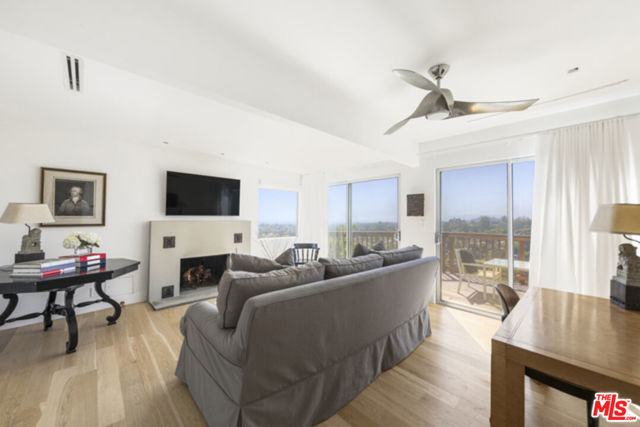 2027 Park Drive, Los Angeles CA: https://media.crmls.org/mediaz/1402a277-9ad0-42c4-848e-4855c3e5663c.jpg