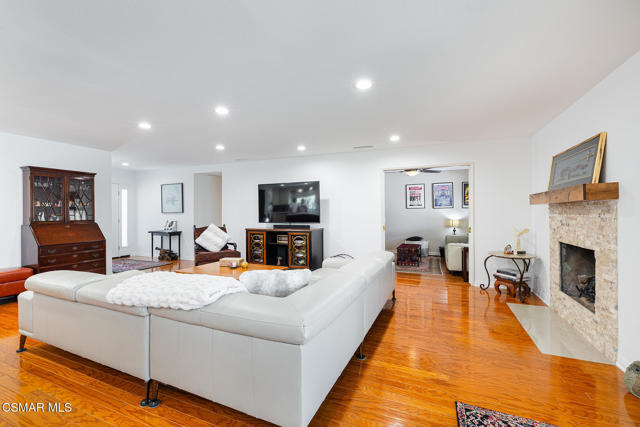 6605 Tamarind Street, Oak Park CA: https://media.crmls.org/mediaz/1402ab52-f072-4403-a87e-122240f88ed4.jpg