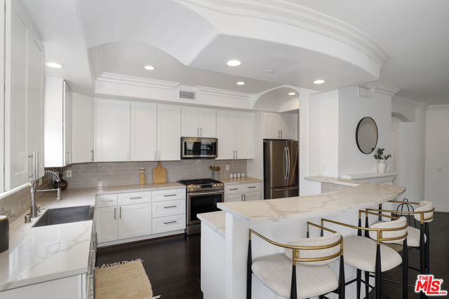 1862 S Bentley Avenue, Los Angeles CA: https://media.crmls.org/mediaz/14032043-5698-40b2-8242-37a92b2df0e5.jpg