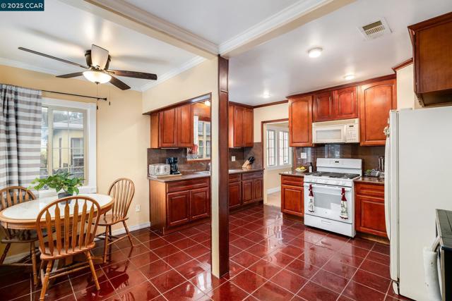 66 Murdock St, Richmond CA: https://media.crmls.org/mediaz/14038543-d6e8-4403-9f5e-3532b3018329.jpg