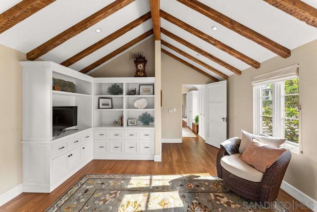 7725 Whitefield Pl, La Jolla CA: https://media.crmls.org/mediaz/14039aff-c75a-4dc4-b385-24cf26ad0cc5.jpg