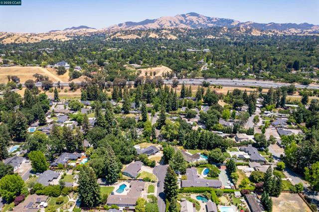 18 Garden Estates Ct, Alamo CA: https://media.crmls.org/mediaz/1404c54d-b046-4ca7-8c28-0f8e2940e21a.jpg