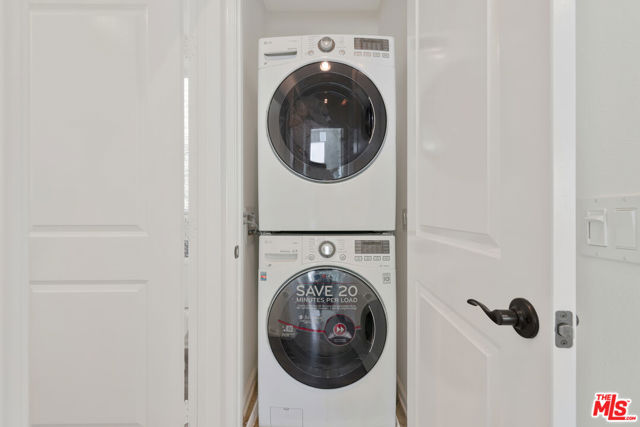 21990 Moveo Drive, Santa Clarita CA: https://media.crmls.org/mediaz/14055804-36d8-4804-88a7-eaf6648e6ee5.jpg