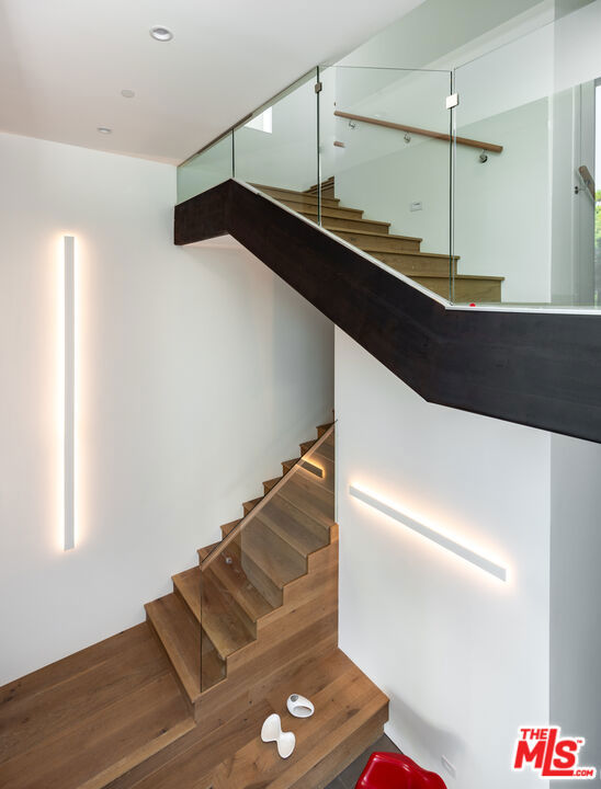 3925 Murietta Avenue, Sherman Oaks CA: https://media.crmls.org/mediaz/14070b5f-c465-48db-9d04-b8d4893345be.jpg
