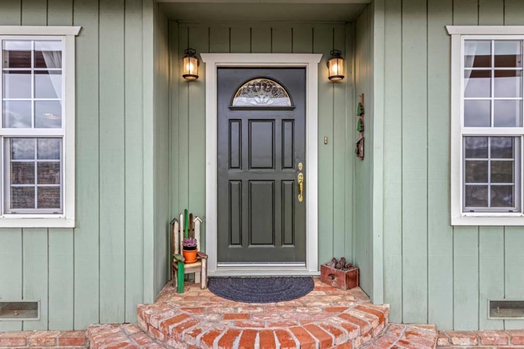 https://media.crmls.org/mediaz/14079bd1-245a-46a4-9684-f3bd40ddf7a6.jpg?preset=X-Large