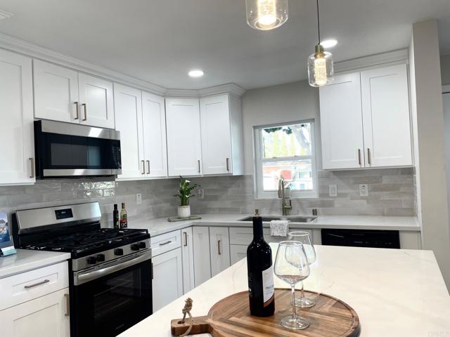 Detail Gallery Image 7 of 16 For 2416 Shamrock St, San Diego,  CA 92105 - 3 Beds | 2 Baths