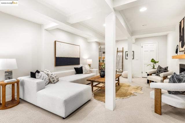 6566 Chelton Dr, Oakland CA: https://media.crmls.org/mediaz/1407e662-b0de-488e-bc96-21c651cb9820.jpg