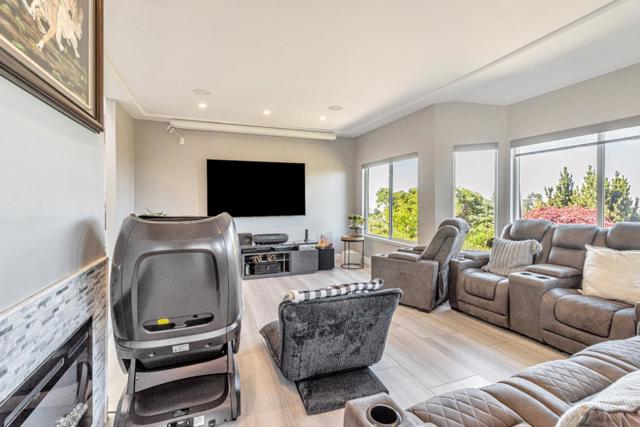 11550 Skyline Boulevard, Oakland CA: https://media.crmls.org/mediaz/1407ef4d-1964-4d7f-947d-261188a5a10a.jpg