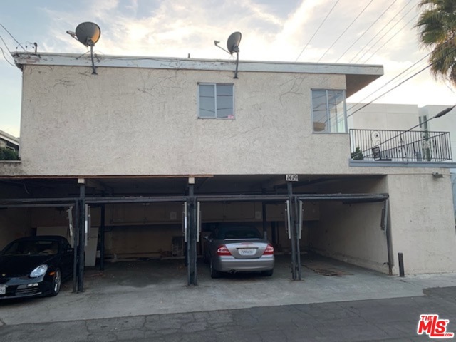1419 Stanford Street Santa Monica, California Excellent investment opportunity in the heart of Santa Monica. This 6-unit gem features two separate structures. The front structure, a single family home with 2 bedrooms and 2 baths, and will be delivered vacant. The back structure is 5-unit, two-story building. Four of the units have 2 bedrooms and one bath. The last unit has 1 bedroom and 1 bath. Four of the units have been upgraded. Excellent CAP rate of over 6 and a gross rent multiplier of 14. With a monthly estimate of $4,100 for the vacant single family home, the rents will be $14,250 per month. Separate laundry room with coin operated washer/dryer.