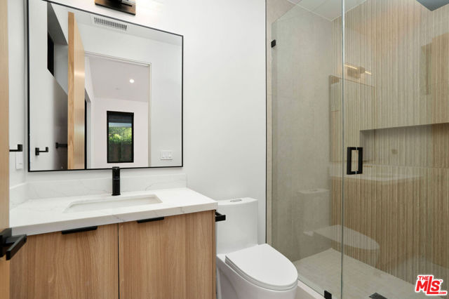 5662 Winnetka Avenue, Woodland Hills CA: https://media.crmls.org/mediaz/140aa32b-7649-45de-a1e8-36023612f1dc.jpg