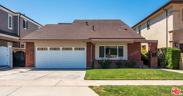 16661 Carousel Lane, Huntington Beach CA: https://media.crmls.org/mediaz/140b6f4d-2805-4c8f-a1fa-e775c11abc25.jpg