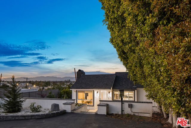 11775 Laurelwood Drive, Studio City CA: https://media.crmls.org/mediaz/140bbdef-3c4b-4831-8bff-0f1a9ff77966.jpg